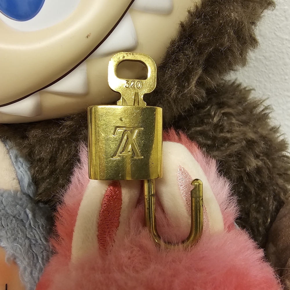 LOUIS VUITTON LOCK & KEY #320